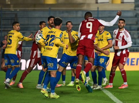 Το κόρνερ του Γιαζίτσι και η κεφαλιά του Ελ Κααμπί έδωσαν προβάδισμα στον Ολυμπιακό (vid)