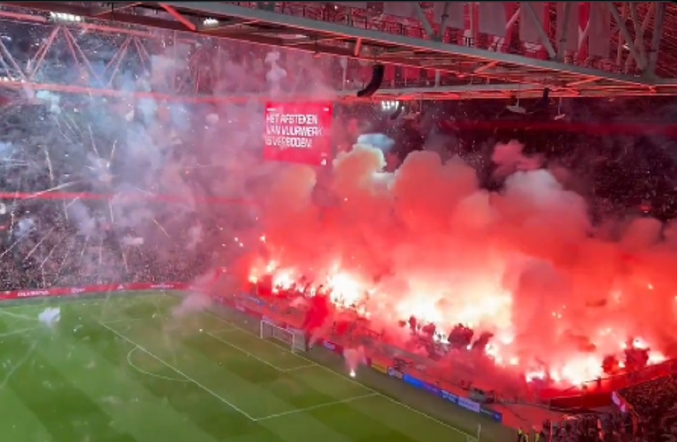 «Βροχή» από καπνογόνα στο Άγιαξ – Γκρόνινγκεν και διακοπή! – Τί συνέβη (vids)