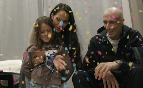 Συγκινητικές στιγμές: Ο Πολονάρα επέστρεψε στο σπίτι του και ποζάρει χαμογελαστός με την οικογένειά του