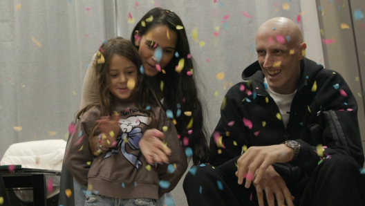 Συγκινητικές στιγμές: Ο Πολονάρα επέστρεψε στο σπίτι του και ποζάρει χαμογελαστός με την οικογένειά του