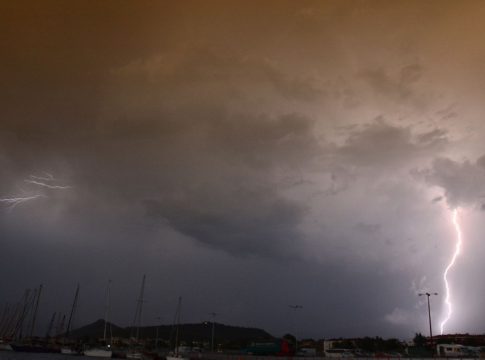 Καιρός: Ισχυρές βροχές και καταιγίδες στα δυτικά – Αφρικανική σκόνη στα κεντρικά και νότια