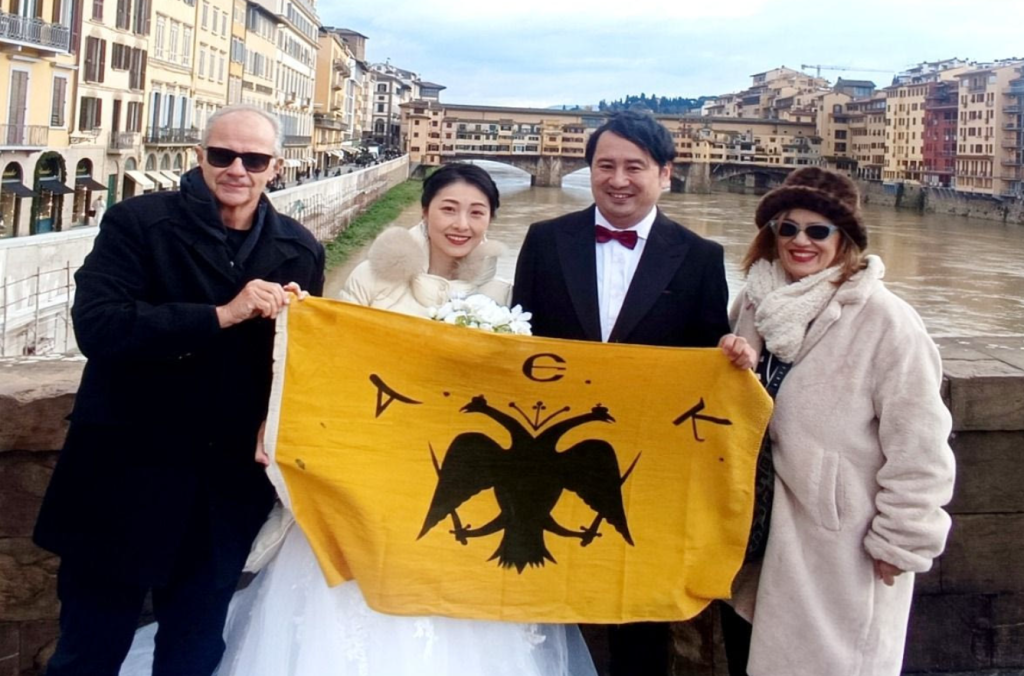 Όμορφη εικόνα: Νεόνυμφο ζευγάρι πόζαρε με τη σημαία της ΑΕΚ στη Φλωρεντία (pic)