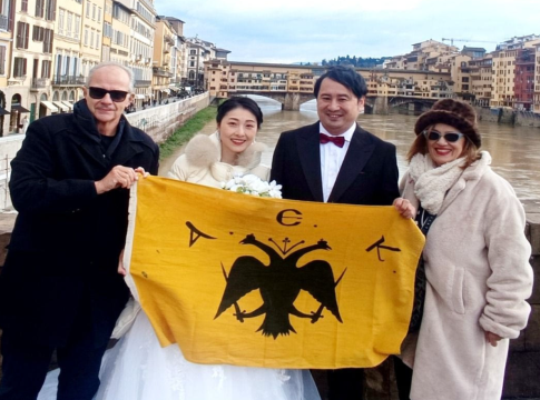 Όμορφη εικόνα: Νεόνυμφο ζευγάρι πόζαρε με τη σημαία της ΑΕΚ στη Φλωρεντία (pic)