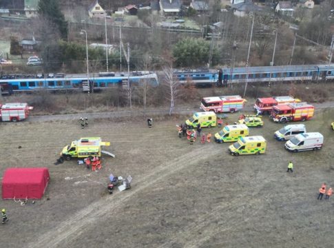 Σύγκρουση τρένων – Πάνω από 40 άνθρωποι τραυματίστηκαν (pics, vids)