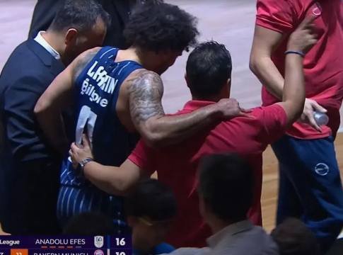 Συναγερμός στην Εφές – Αποχώρησε υποβασταζόμενος ο Λάρκιν