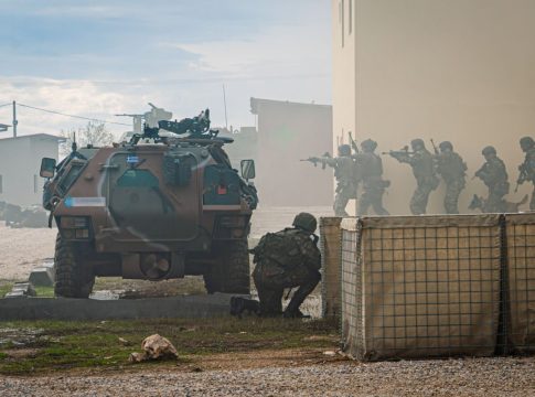 «Πυρά» κομμάτων στην κυβέρνηση για το θανατηφόρο δυστύχημα σε στρατόπεδο στη Ρόδο