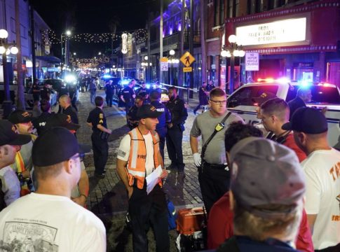 ΗΠΑ: Τραγική κατάληξη καταδίωξης στην Τάμπα – Αυτοκίνητο «καρφώθηκε» σε μπαρ, 4 νεκροί, 11 τραυματίες