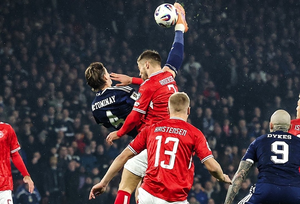 Αδιανόητο γκολ με «ψαλιδάκι» από τον ΜακΤόμινεϊ (vid)