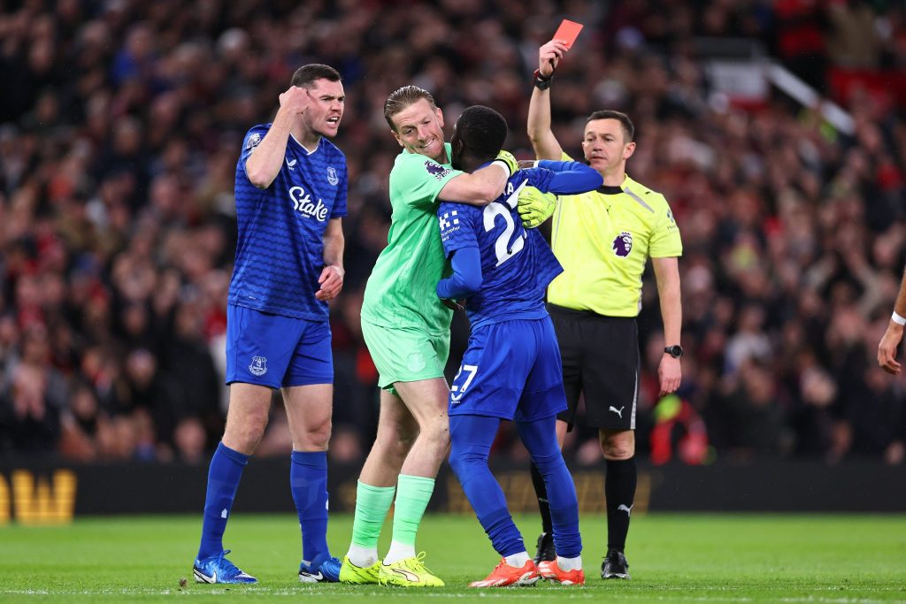 Απίθανο σκηνικό: Έμεινε με δέκα παίκτες η Έβερτον κόντρα στη Μάντσεστερ Γιουνάιτεντ επειδή ο Γκουέιγ χαστούκισε συμπαίκτη του (Vid)