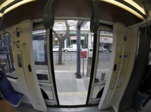 Πάρκαρε το αυτοκίνητό του σε γραμμές του Τραμ – Το πρόστιμο που του επιβλήθηκε