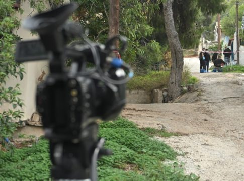 Ανατροπή στη δολοφονία ηλικιωμένης στη Σαλαμίνα – Ομολόγησε η σύντροφος του γιου της