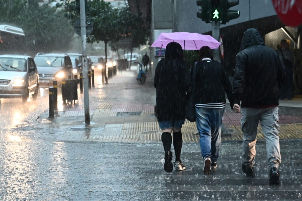Στο έλεος της κακοκαιρίας η χώρα: Πλημμυρισμένοι δρόμοι και σπίτια – Άνοιξαν οι ουρανοί στην Αττική