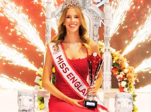 «Είμαι υπερήφανη λεσβία»: Η Μις Αγγλία απάντησε στον εκφοβισμό με νίκη