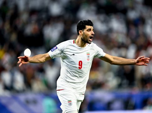 Κομβικός ο Ταρέμι στη νίκη – πρόκριση του Ιράν (vid)