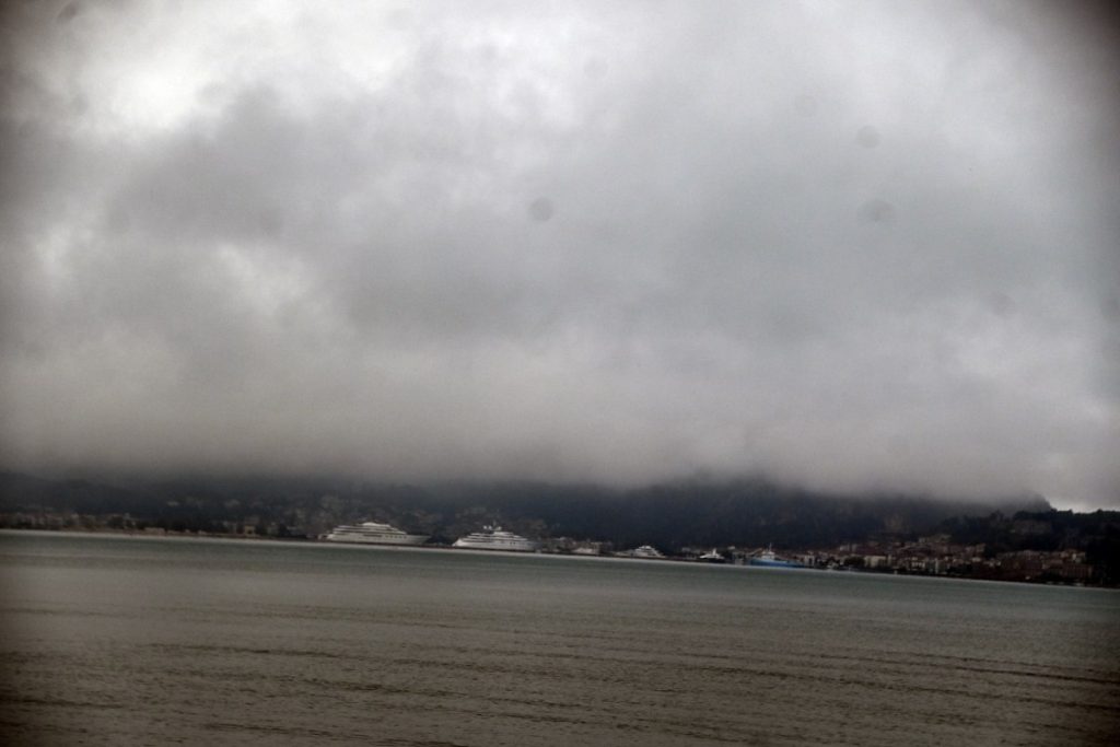 Καιρός: Πτώση της θερμοκρασίας και περιορισμένη ορατότητα – Πού θα βρέξει