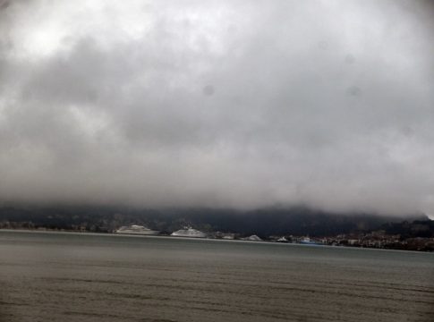 Καιρός: Πτώση της θερμοκρασίας και περιορισμένη ορατότητα – Πού θα βρέξει