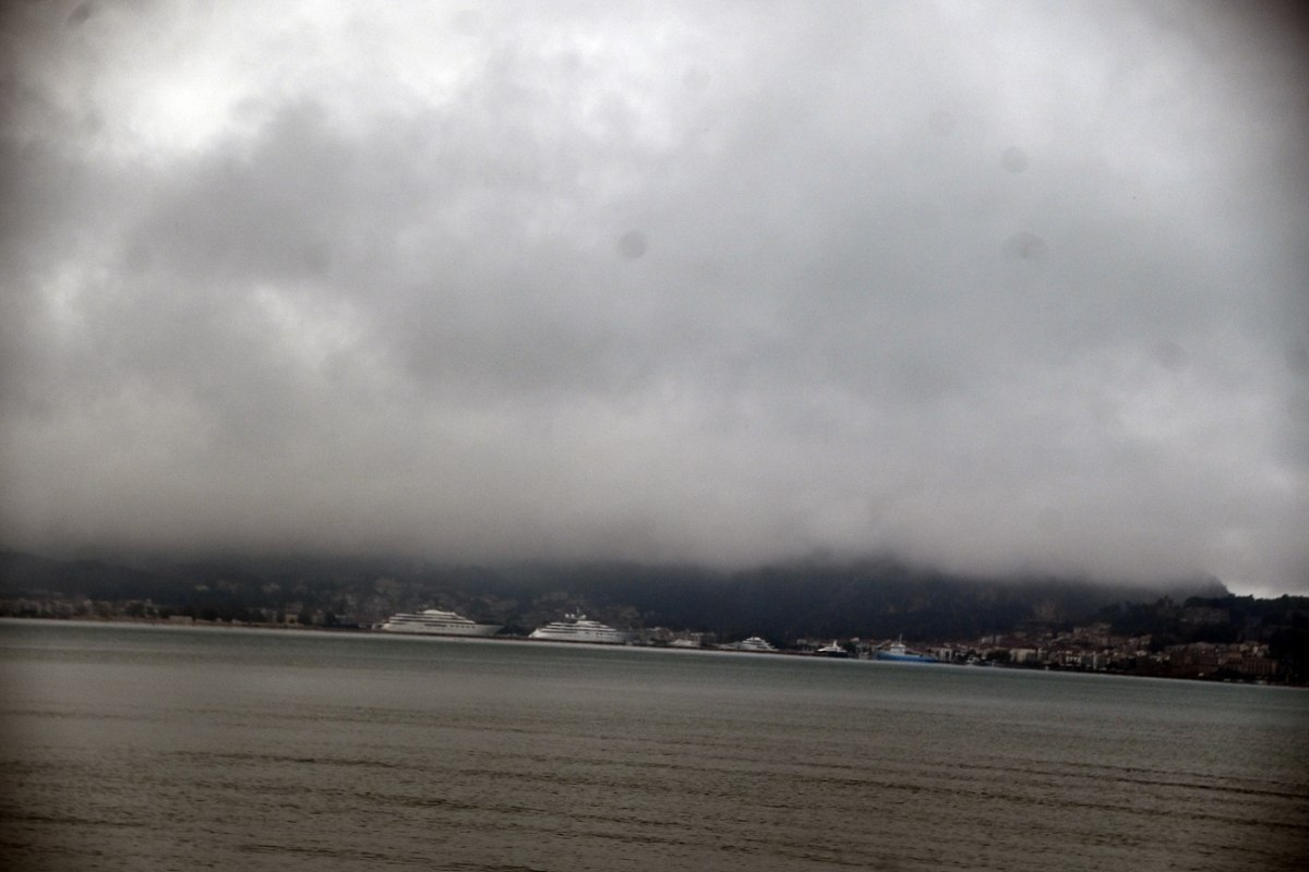 Καιρός: Πτώση της θερμοκρασίας και περιορισμένη ορατότητα – Πού θα βρέξει