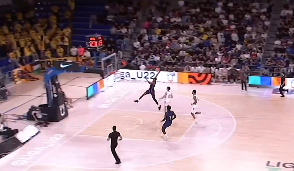 Εντυπωσιακό κάρφωμα από τον 14χρονο Νταμπόνε της Μπαρτσελόνα που θυμίζει… Αντετοκούνμπο (vids)