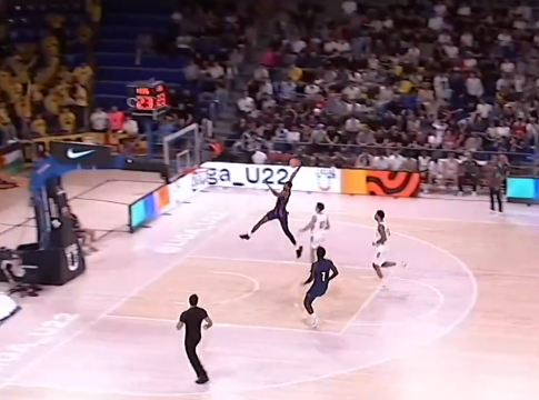 Εντυπωσιακό κάρφωμα από τον 14χρονο Νταμπόνε της Μπαρτσελόνα που θυμίζει… Αντετοκούνμπο (vids)