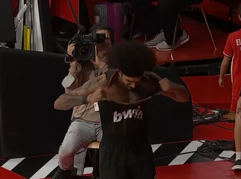 Ο Γουόρντ έσκισε τη φανέλα του μετά από χαμένη προσπάθεια (vid)