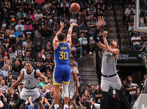 Η δεύτερη «νιότη» του Κάρι καταρρίπτει όλα τα ρεκόρ (pics, vids)