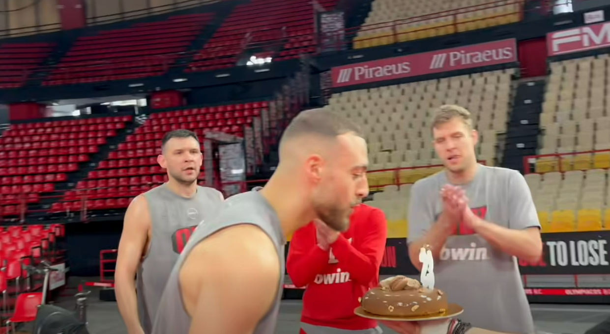 Οι παίκτες του Ολυμπιακού γιόρτασαν τα γενέθλια του Νετζήπογλου (vid)
