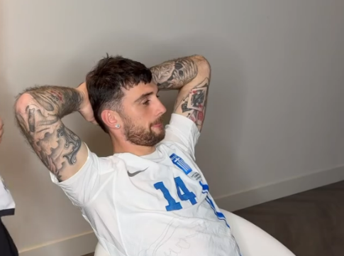 Ο Τρόι Πάροτ με τη φανέλα της Εθνικής Ελλάδας (vid)