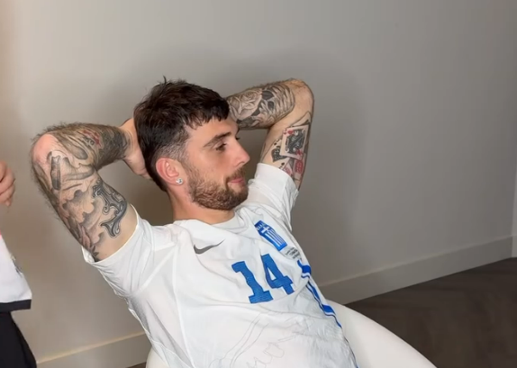 Ο Τρόι Πάροτ με τη φανέλα της Εθνικής Ελλάδας (vid)