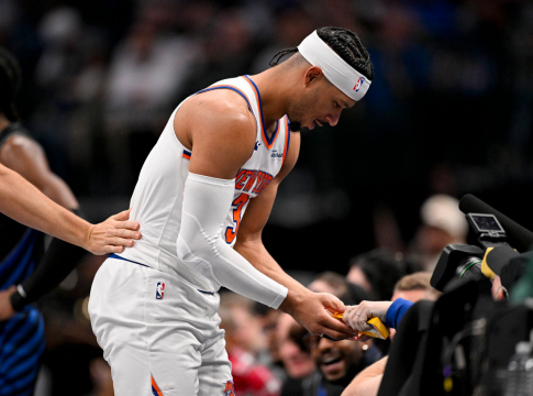 Τρομερή στιγμή στο Μάβερικς – Νικς: Ο Τζος Χαρτ έπεσε σε θεατή και του… έκλεψε το σνακ (vid)