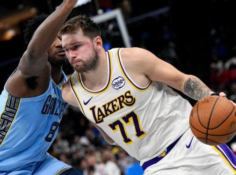 ΝΒΑ: Επιστροφή Ντόντσιις με 44 πόντους (112-117) – Οι Μπουλς το 5/5 στη σεζόν (135-125) (vids)