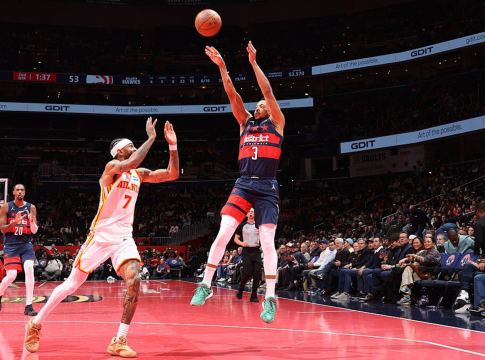 ΝΒΑ: Ο Μακόλουμ ντύθηκε… Κάρι στη νίκη των Γουίζαρντς (132-113) – Οι «Big-3» των Λέικερς πήραν το ντέρμπι του Λος Άντζελες (135-118)