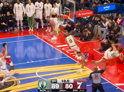 ΝΒΑ: Τρομακτική πτώση του Χούγκο Γκονζάλες στη βάση της μπασκέτας (vid)