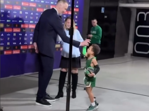 Ζαλγκίρις: Ο γιος του Γκος διέκοψε συνέντευξη για να χαιρετήσει τον προπονητή (vid)