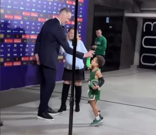 Ζαλγκίρις: Ο γιος του Γκος διέκοψε συνέντευξη για να χαιρετήσει τον προπονητή (vid)