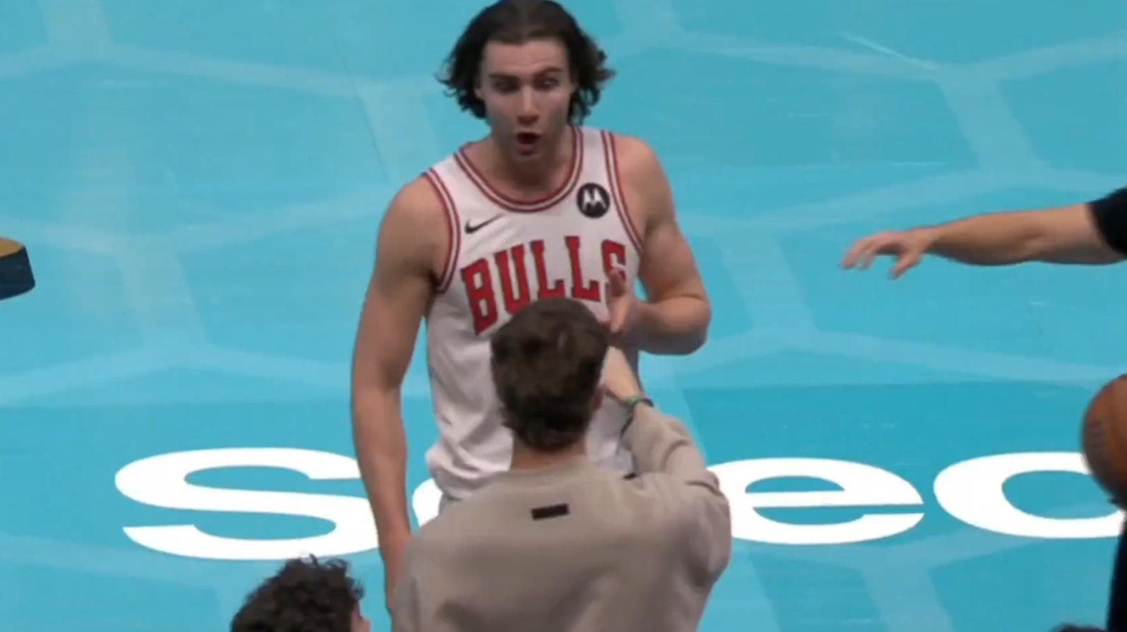 Οπαδός των Χόρνετς απομακρύνθηκε από το γήπεδο αφού αποκάλεσε τον Γκίντεϊ «παιδόφιλο» (vid)