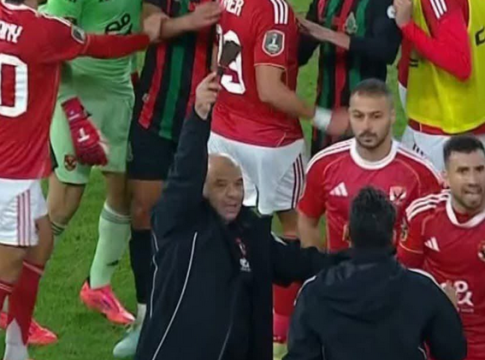 Αδιανόητο περιστατικό στο Μαρόκο: Οπαδός πέταξε σπάτουλα στο γήπεδο (pic, vid)