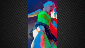 Σοκ και οργή: Πασίγνωστη τραγουδίστρια δέχτηκε άγρια παρενόχληση πάνω στη σκηνή – Το βίντεο ντοκουμέντο που προκάλεσε αντιδράσεις