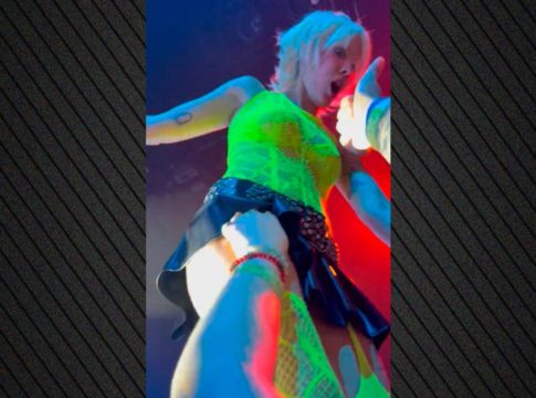 Σοκ και οργή: Πασίγνωστη τραγουδίστρια δέχτηκε άγρια παρενόχληση πάνω στη σκηνή – Το βίντεο ντοκουμέντο που προκάλεσε αντιδράσεις