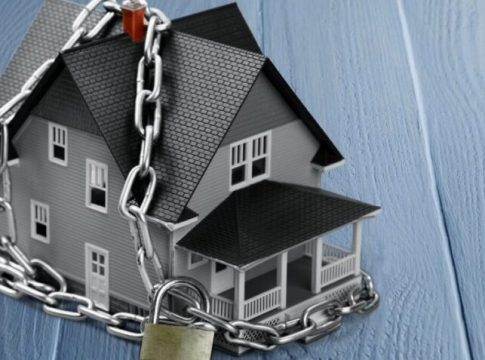 Η Gen Z «κλειδώνεται» εκτός ιδιοκτησίας κατοικίας – Πώς η στεγαστική κρίση τους ωθεί σε επικίνδυνους δρόμους