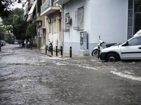 Καιρός: Πτώση της θερμοκρασίας και τοπικές βροχές τη Δευτέρα – Έρχεται νέα κακοκαιρία