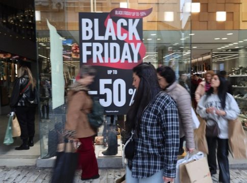 Black Friday: Μικρότερες από ό,τι στο εξωτερικό οι εκπτώσεις – Online ψωνίζουν οι νέοι