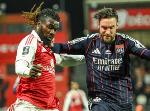 «Όρθια» με 10 παίκτες από το 7′ η Λιόν (0-0)