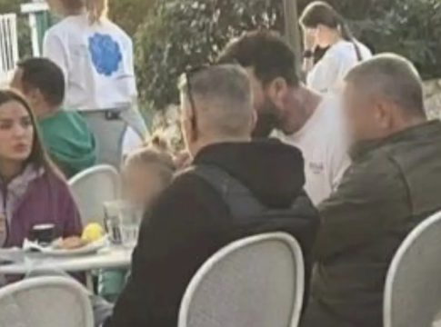 Δημήτρης Αλεξάνδρου: Με τη Ρία Ελληνίδου και τον γιο του για βάφλες στην Πεντέλη