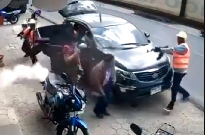 Άγρια δολοφονία-σοκ: Ντύθηκαν εργάτες και εκτέλεσαν εν ψυχρώ εργολάβο και τη σύζυγό του στη μέση του δρόμου! (vid)