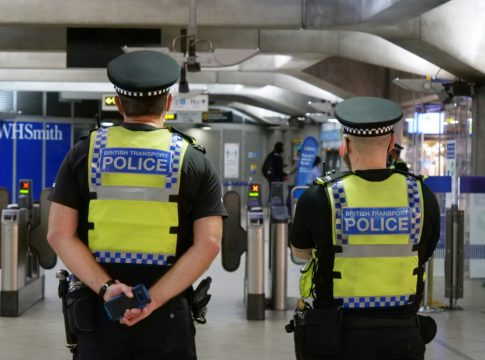 Συναγερμός στη Βρετανία: Επίθεση μέσα σε τρένο – Πολλοί άνθρωποι έχουν μαχαιρωθεί