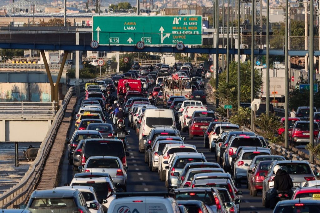 Κίνηση στους δρόμους: Μποτιλιάρισμα στον Κηφισό, «ασφυξία» στο κέντρο λόγω του Μαραθωνίου