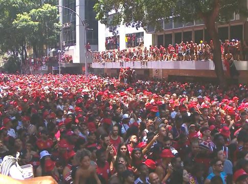 Εκατοντάδες χιλιάδες οπαδοί της Φλαμένγκο υποδέχονται στο Ρίο την πρωταθλήτριας της Λατινικής Αμερικής! (vids+pics)