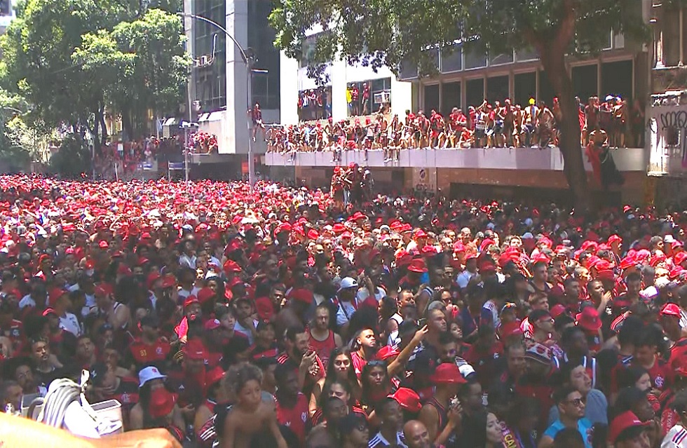 Εκατοντάδες χιλιάδες οπαδοί της Φλαμένγκο υποδέχονται στο Ρίο την πρωταθλήτριας της Λατινικής Αμερικής! (vids+pics)