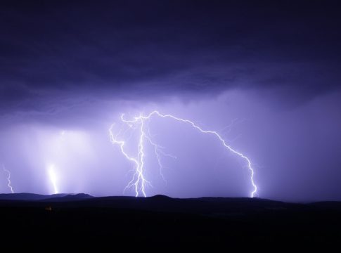 Καιρός: Ισχυρές βροχές και καταιγίδες σε πολλές περιοχές της χώρας – Άνοιξαν οι ουρανοί στην Αττική