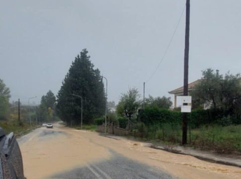 Αγρίνιο: Προβλήματα από την έντονη βροχόπτωση – Έκλεισαν δρόμοι, πλημμύρισαν σπίτια